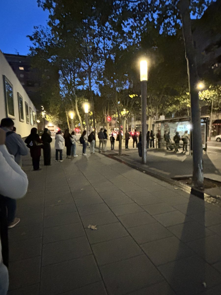 ainarodri's tweet photo. @MoventisInfo avui no va massa a l’hora oi, tot això? On és el bus e11.1 de les 7:35? https://t.co/oAff8FbIAb