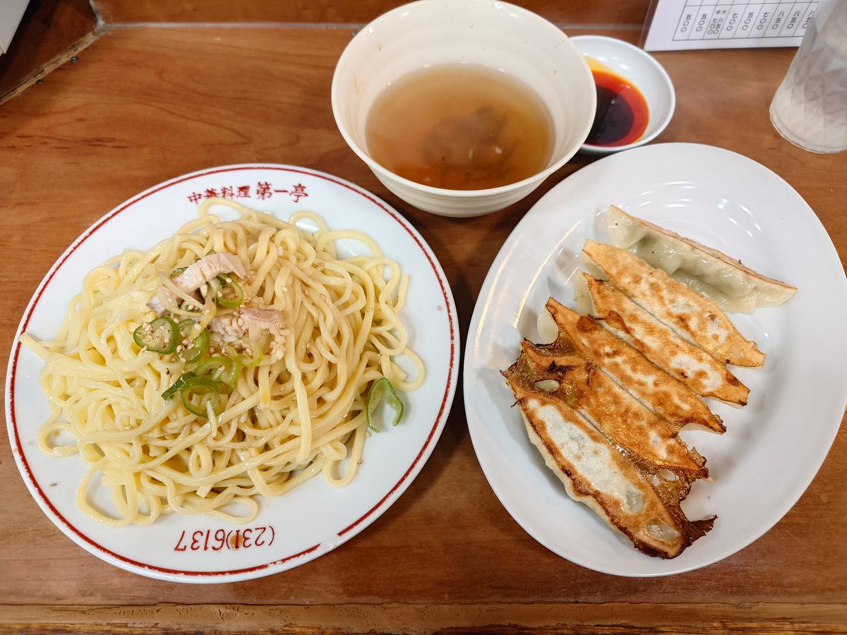 これから仙台へ向かいます🥰
その前に腹ごしらえ😄
本日は横浜からの移動なので
ここでランチ🤗久しぶりにこれたぁ
いつもは夜にお酒メインで来ているところ😘
お昼に【パタン】&amp;【焼餃子】
がつぅ～んとにんにくが効いていて食欲そそるねぇ！夜にお酒と食べたくなるのも納得だ
#パタン
#第一亭