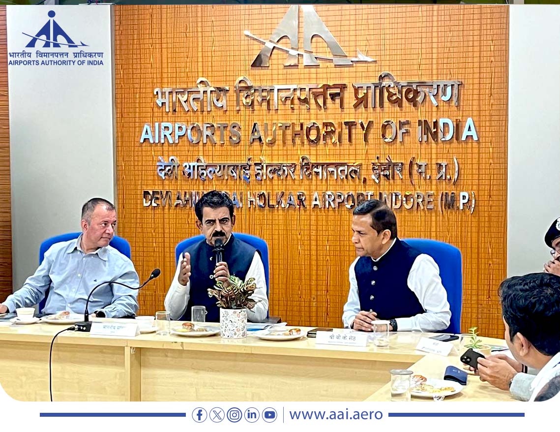 AAI_Official's tweet image. #भाविप्रा के इंदौर हवाईअड्डे @aaiidrairport पर यात्रियों को उत्कृष्ट सुविधाएं प्रदान करने और उनके सुझाओं एवं समस्याओं के समाधान हेतु विमानपत्तन सलाहकार समिति की बैठक आयोजित की गई। बैठक की अध्यक्षता माननीय संसद सदस्य (लोकसभा), श्री @iShankarLalwani द्वारा की गई, जिसमें संबंधित…