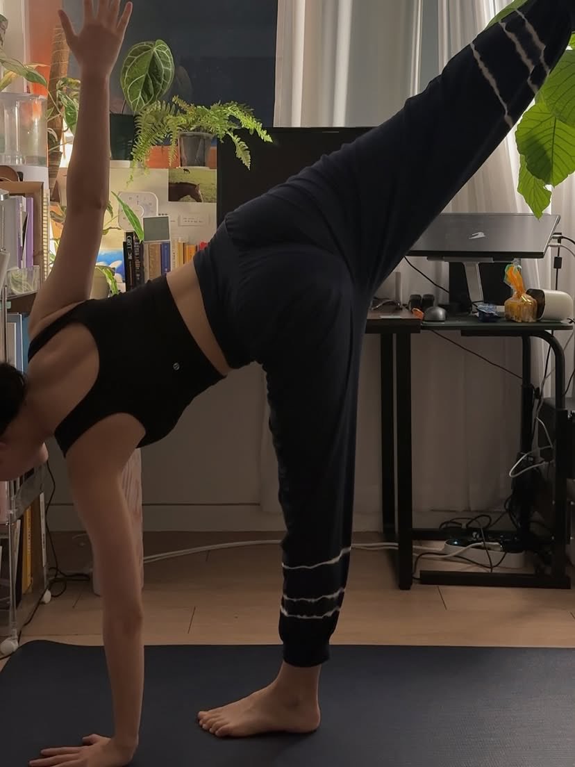 chudai_TG1's tweet image. Even within the familiar, may a sense of newness dwell.
May texture rise again in a heart grown dull.
May the flow never cease, and may tomorrow be peaceful.

#yoga #vinyasaflow #practice #mindfulness #flow