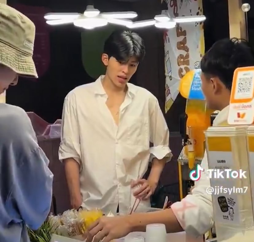 ixpondering's tweet image. คุณธีร์เริ่มทำธุรกิจตั้งแต่อยู่มหาลัยอ่ะ สำรวจตลาดเองด้วย เป็นสตาร์ทอัพรุ่นใหม่ไฟแรงของวงการนี้ไปแล้ว อย่างว่าแหละ คงได้กำลังใจจากแฟนด้วย ชื่ออะไรนะ ลูกพีชป่ะ เห็นว่าคนนี้รักจริงหวังแต่งด้วย 🤩✨

#MeandTheeSeriesQ27
#MeAndTheeSeries