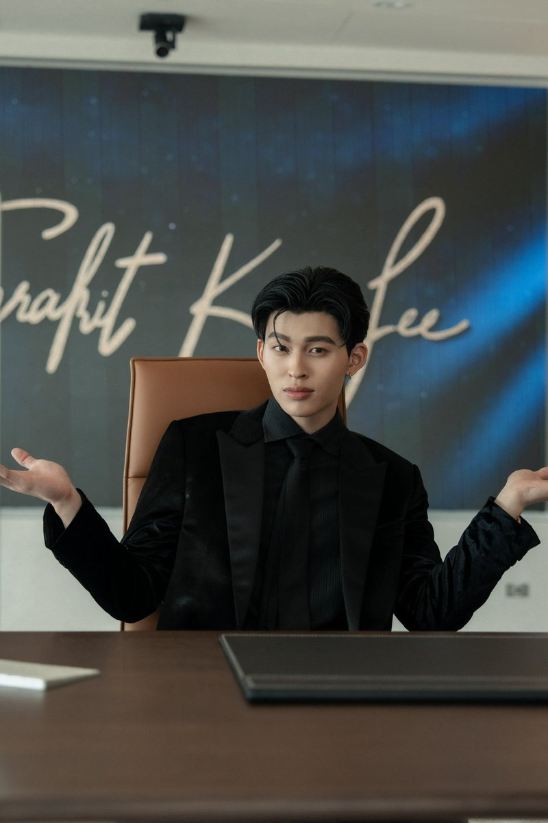 ixpondering's tweet image. คุณธีร์เริ่มทำธุรกิจตั้งแต่อยู่มหาลัยอ่ะ สำรวจตลาดเองด้วย เป็นสตาร์ทอัพรุ่นใหม่ไฟแรงของวงการนี้ไปแล้ว อย่างว่าแหละ คงได้กำลังใจจากแฟนด้วย ชื่ออะไรนะ ลูกพีชป่ะ เห็นว่าคนนี้รักจริงหวังแต่งด้วย 🤩✨

#MeandTheeSeriesQ27
#MeAndTheeSeries