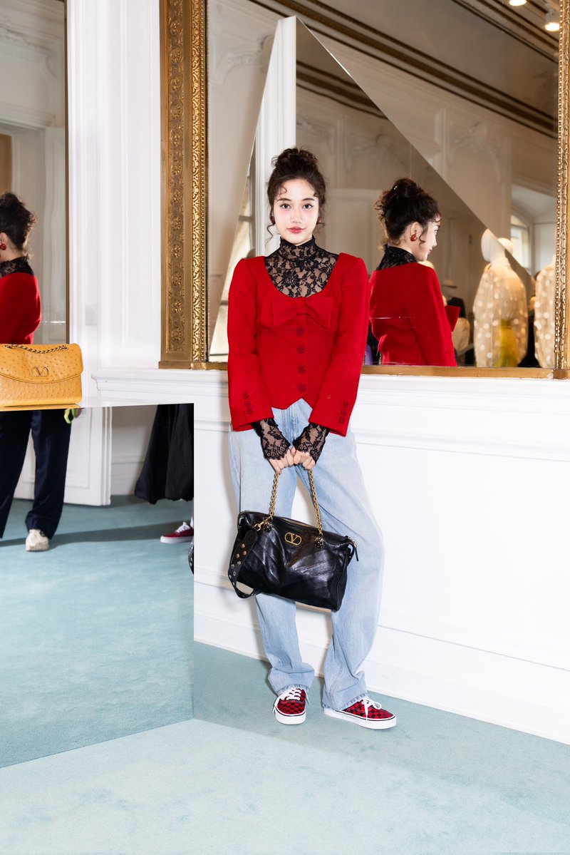 PRSocietyNews's tweet image. ฟรีน สโรชา #srchafreen พาเยี่ยมชมดีเทลคอลเล็กชั่น VALENTINO FIREFLIES SPRING-SUMMER 2026
BA VALENTINO PFW26
#ValentinoSS26xFreen
#MaisonValentinoSS26xFreen
#ValentinoFireflies
#ValentinoGaravani
แบรนด์แอมบาสเดอร์ประจำเมซง ฟรีน สโรชา (Freen Sarocha)…