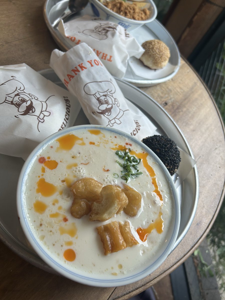 美味しい台湾朝食店があると聞いてやってきた。行列してるけど割とすぐに着席。看板メニュー。おぼろ豆腐みたいなスープ。薄味だけど「う〜ま〜い」と口から溢れて言葉が出る。パンはパイ生地みたいでサクサク。具がどれも食べたことない味。全部美味しいので全部頼んで。持ち帰ればいいから。店名は東