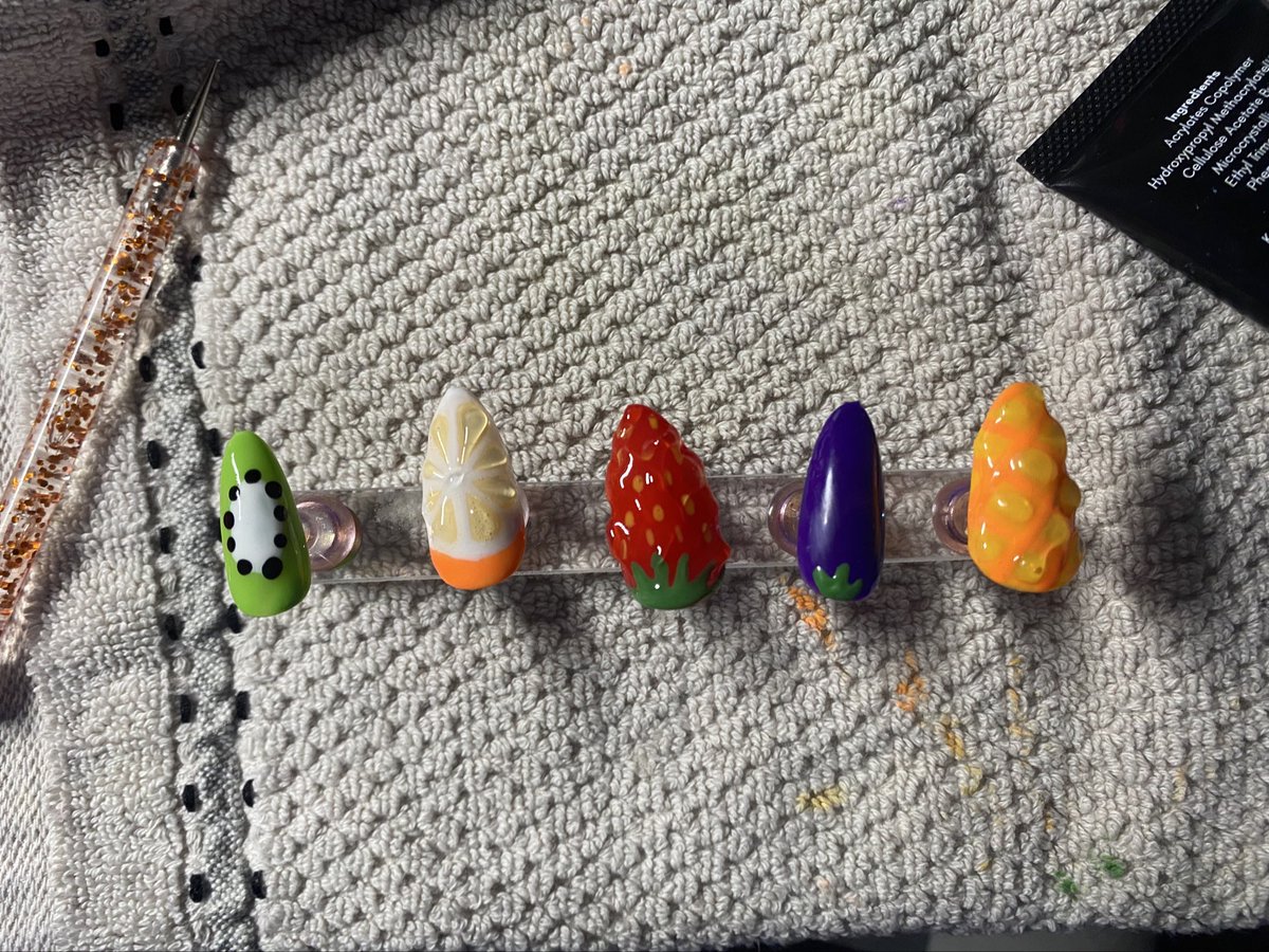 virtualkitsch's tweet image. happy lesbian day support ur local lesbian nail artist (me) (still learning but accepting comms)😸