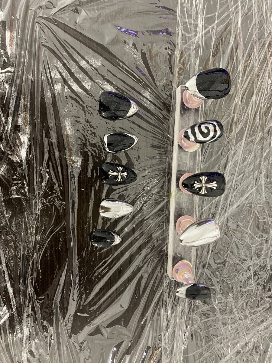 virtualkitsch's tweet image. happy lesbian day support ur local lesbian nail artist (me) (still learning but accepting comms)😸