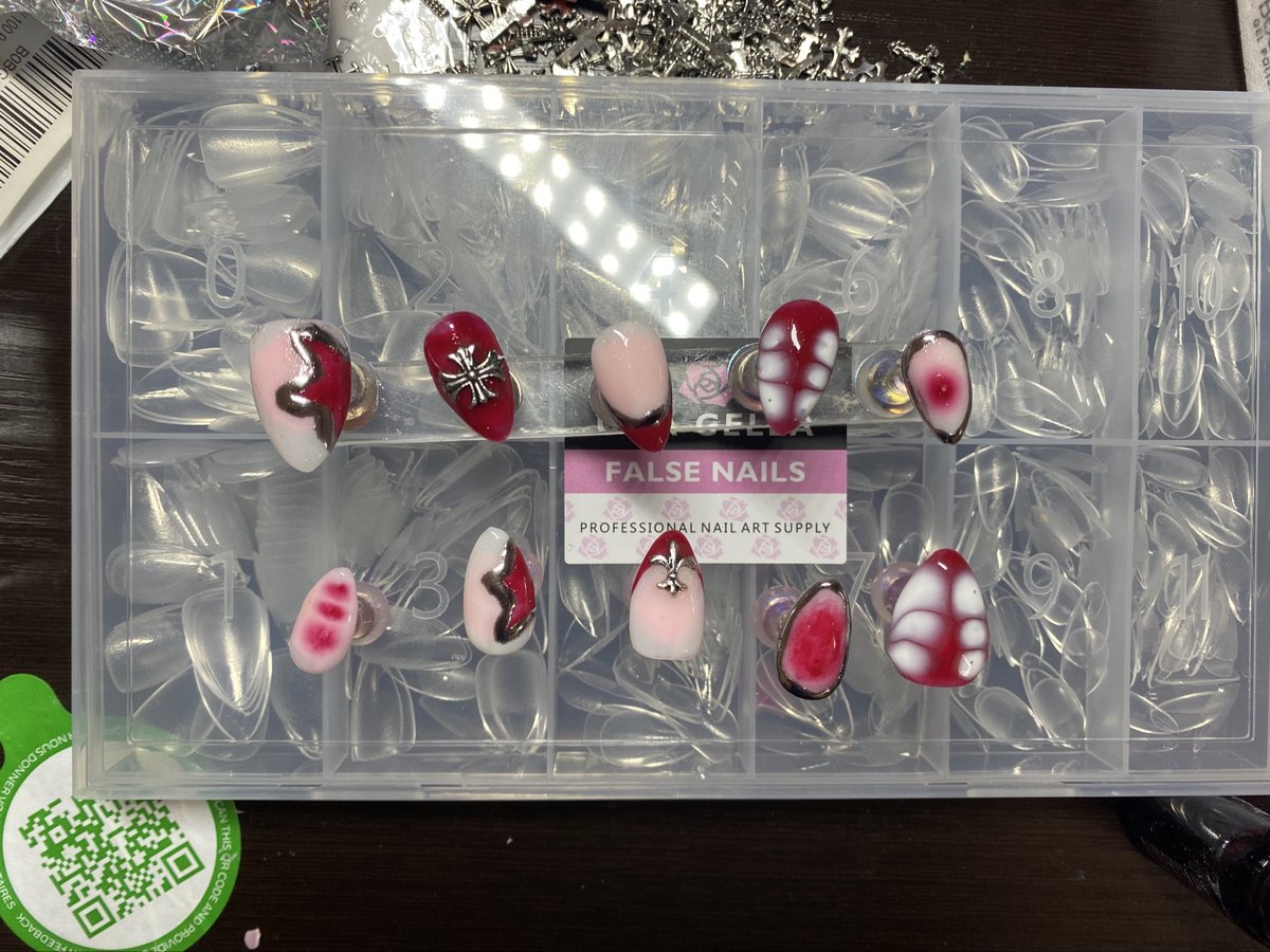 virtualkitsch's tweet image. happy lesbian day support ur local lesbian nail artist (me) (still learning but accepting comms)😸