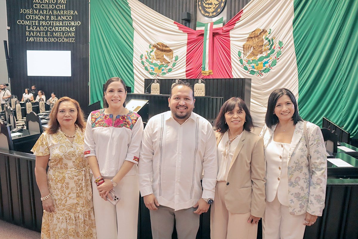 La Pdta. Magda. Minerva Maribel Moreno Cruz y las Magdas. Mayra San Román Carrillo Media y Rubí Guadalupe Sulub Cih, asistieron a la  Sesión Solemne en el <a href="/CongresoQRoo/">Congreso del Estado de Quintana Roo</a> con motivo del 51 Aniversario de la conversión de Territorio Federal a Estado Libre y Soberano de Quintana Roo.