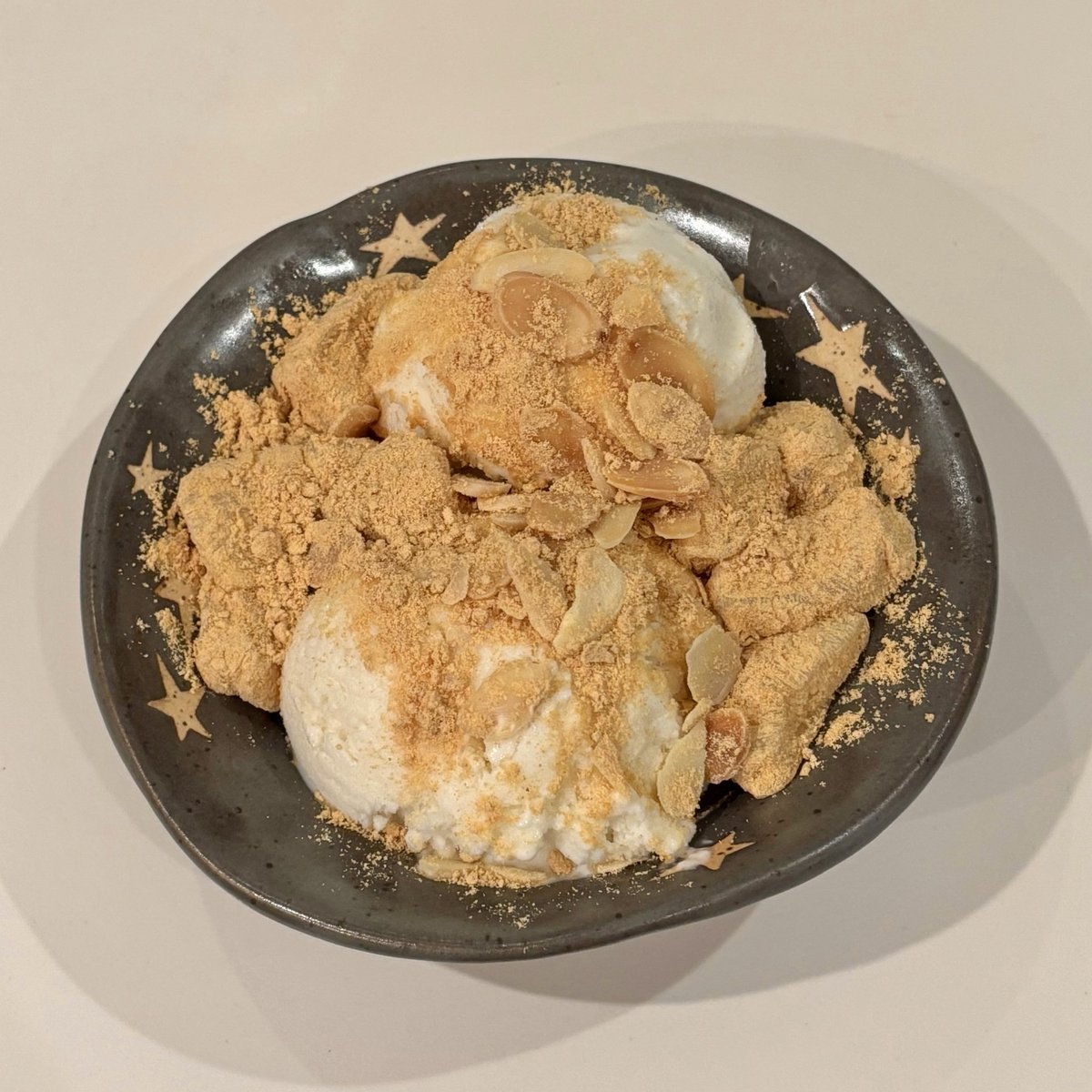 ttarobun's tweet photo. kinako mochi ice cream with roasted almonds https://t.co/Y0qmsNEZzq