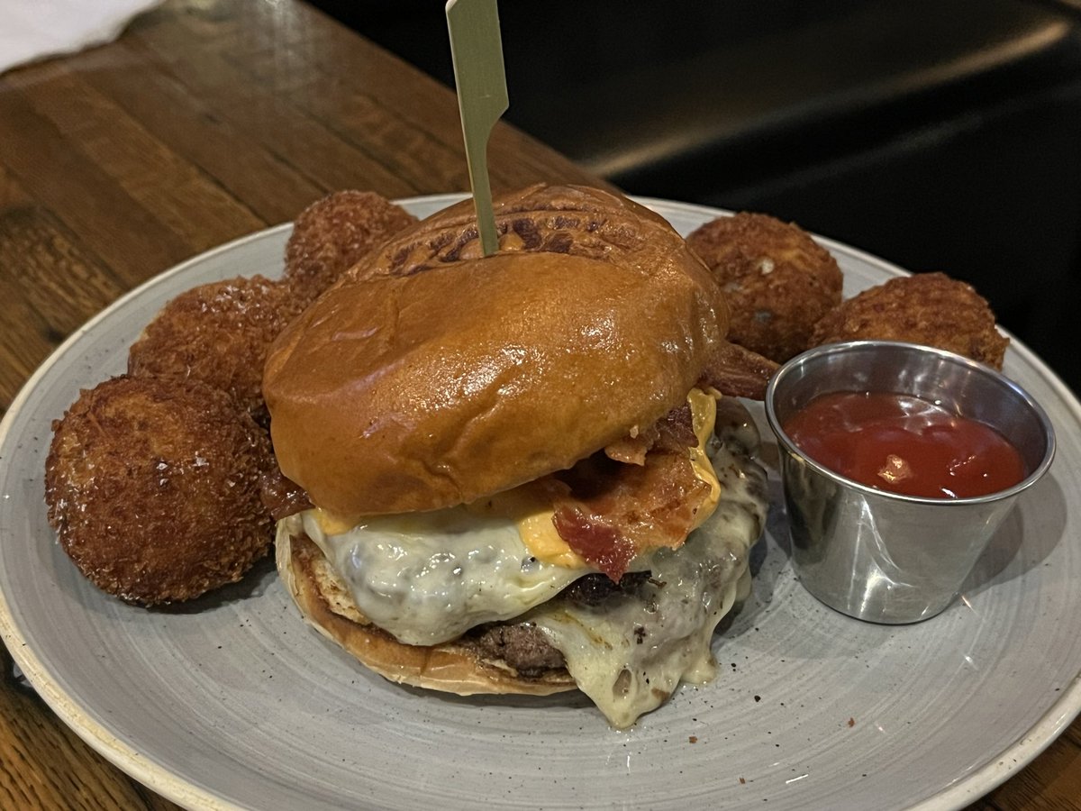 MarcHurBoston's tweet image. The last time I drank a Spaten Oktoberfest was probably in college? Or high school. I don’t know. #Lucys #Dorchester