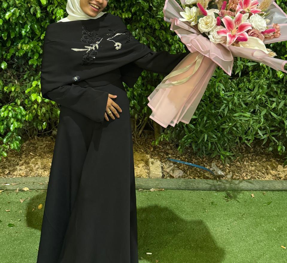 اكتر ما يميز هذا dress مش ان انا لبساه لا ، ولا انو بتاع حفله تخرجي 
 انما عشان انا الي عملاه 🤭🥹