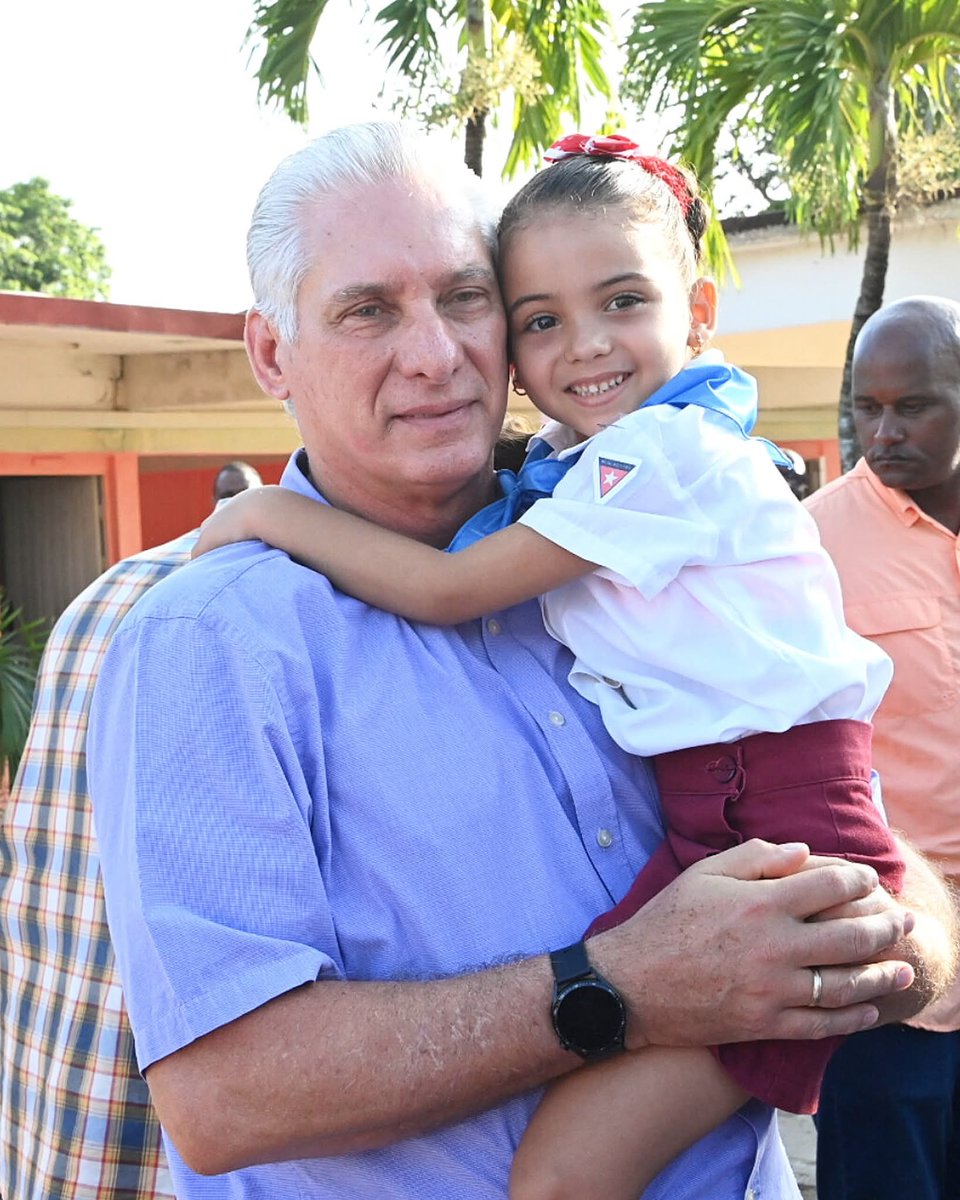 InesMChapman's tweet image. ¡Cuanta ternura!
@DiazCanelB con los nuevos pioneros moncadistas. #CheViveEntreNosotros #CubaEsAmor