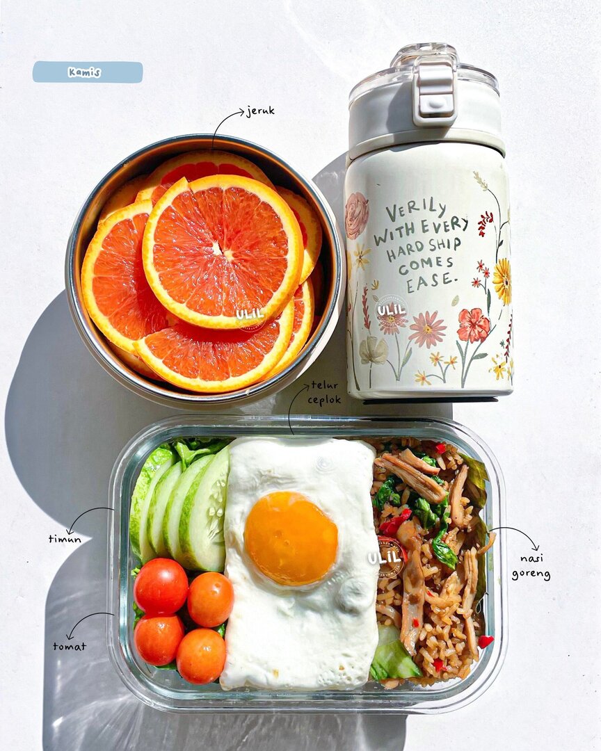 Bekal punyaku hari ini guis, aku bawa nasi goreng, telur ceplok, timun &amp; tomat. Buahnya bawa jeruk 🍊🍱