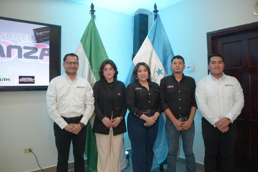enter504's tweet image. #Empresarial 🤝 Unidos por la educación y la innovación.
UTH, Optimus Card y Auto Escuela Godoy suman esfuerzos para ofrecer más oportunidades de aprendizaje, movilidad segura y beneficios reales para los hondureños. 🚗🎓💳
👉 bit.ly/48WsbKj
#EducaciónParaTodos…