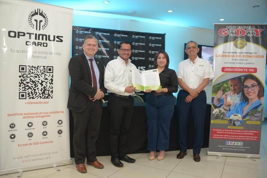enter504's tweet image. #Empresarial 🤝 Unidos por la educación y la innovación.
UTH, Optimus Card y Auto Escuela Godoy suman esfuerzos para ofrecer más oportunidades de aprendizaje, movilidad segura y beneficios reales para los hondureños. 🚗🎓💳
👉 bit.ly/48WsbKj
#EducaciónParaTodos…