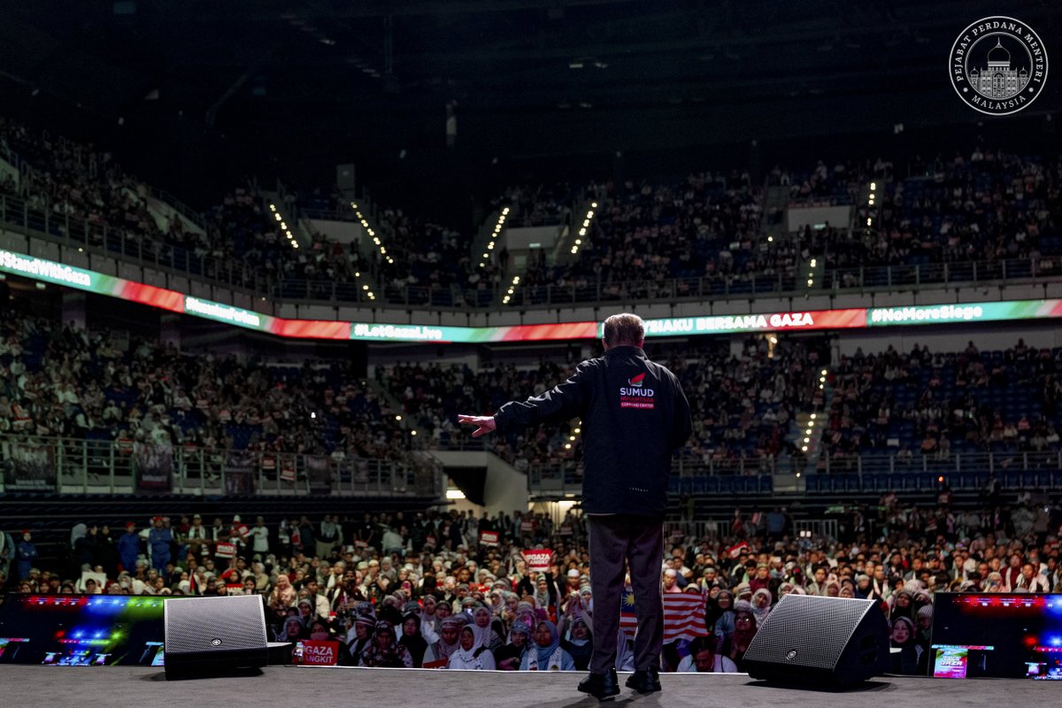 anwaribrahim's tweet photo. Malam tadi, rakyat Malaysia tanpa mengira agama dan bangsa berhimpun sebagai satu hati, menyuarakan solidariti buat saudara-saudara kita di Gaza yang terus dizalimi dan dinafikan hak menerima bantuan kemanusiaan.

Saya amat tersentuh melihat lautan manusia yang hadir dengan jiwa penuh kasih dan keberanian. Mereka datang bukan kerana dipaksa tetapi kerana hati nurani yang menolak kezaliman dan menuntut keadilan. Inilah wajah sebenar Malaysia, bangsa yang berprinsip, berjiwa besar dan tidak rela melihat penindasan bermaharajalela.

Malaysia tidak gentar memperjuangkan kebenaran. Kita akan terus berdiri teguh bersama masyarakat antarabangsa yang cintakan keamanan, menentang kekejaman rejim Zionis dan menuntut agar bantuan kemanusiaan disalurkan segera kepada rakyat Gaza.

Kita juga akan terus membingkai muafakat dengan negara-negara sahabat, dunia Islam dan blok kemanusiaan sejagat dalam merealisasikan misi bantuan serta membuka jalan kepada keamanan yang hakiki demi melihat tertegaknya sebuah negara Palestin yang merdeka, berdaulat dan bermaruah.

Selagi bumi Gaza terus dibantai dan dinodai, kita tidak akan berdiam diri sebaliknya suara kita akan terus bergema di jalanan, pentas dunia dan di setiap ruang hati rakyat Malaysia. 

Gelombang Malaysia, Palestin Merdeka! 

🇲🇾🇵🇸 

#MalaysiaMADANI 
#RancakkanMADANI
#MADANIbekerja