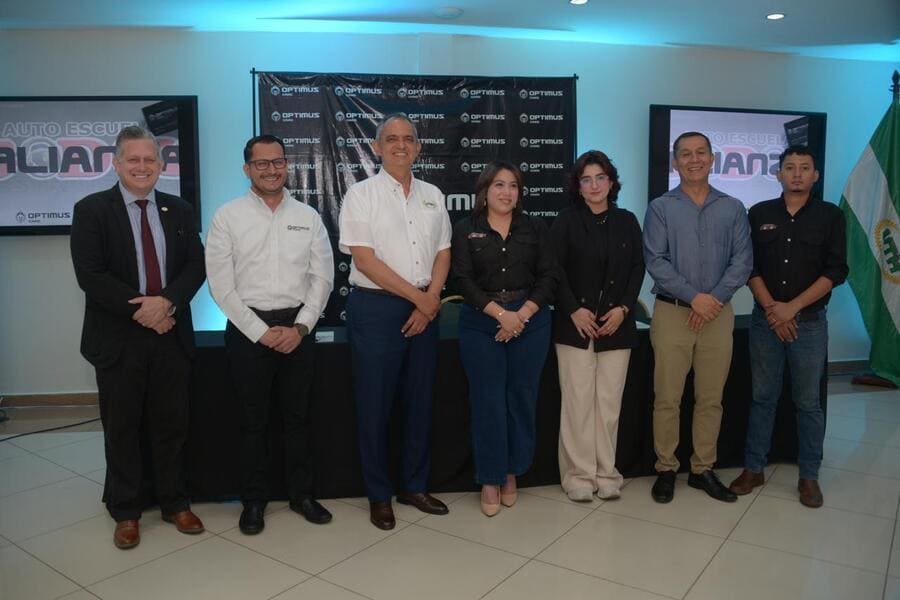 enter504's tweet image. #Empresarial 🤝 Unidos por la educación y la innovación.
UTH, Optimus Card y Auto Escuela Godoy suman esfuerzos para ofrecer más oportunidades de aprendizaje, movilidad segura y beneficios reales para los hondureños. 🚗🎓💳
👉 bit.ly/48WsbKj
#EducaciónParaTodos…