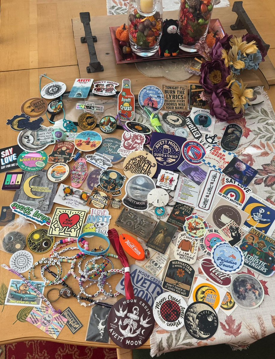 DCRANGERFAN's tweet photo. One fans Avett Moon swag snag. #avettmoon https://t.co/amwnlOHk7q