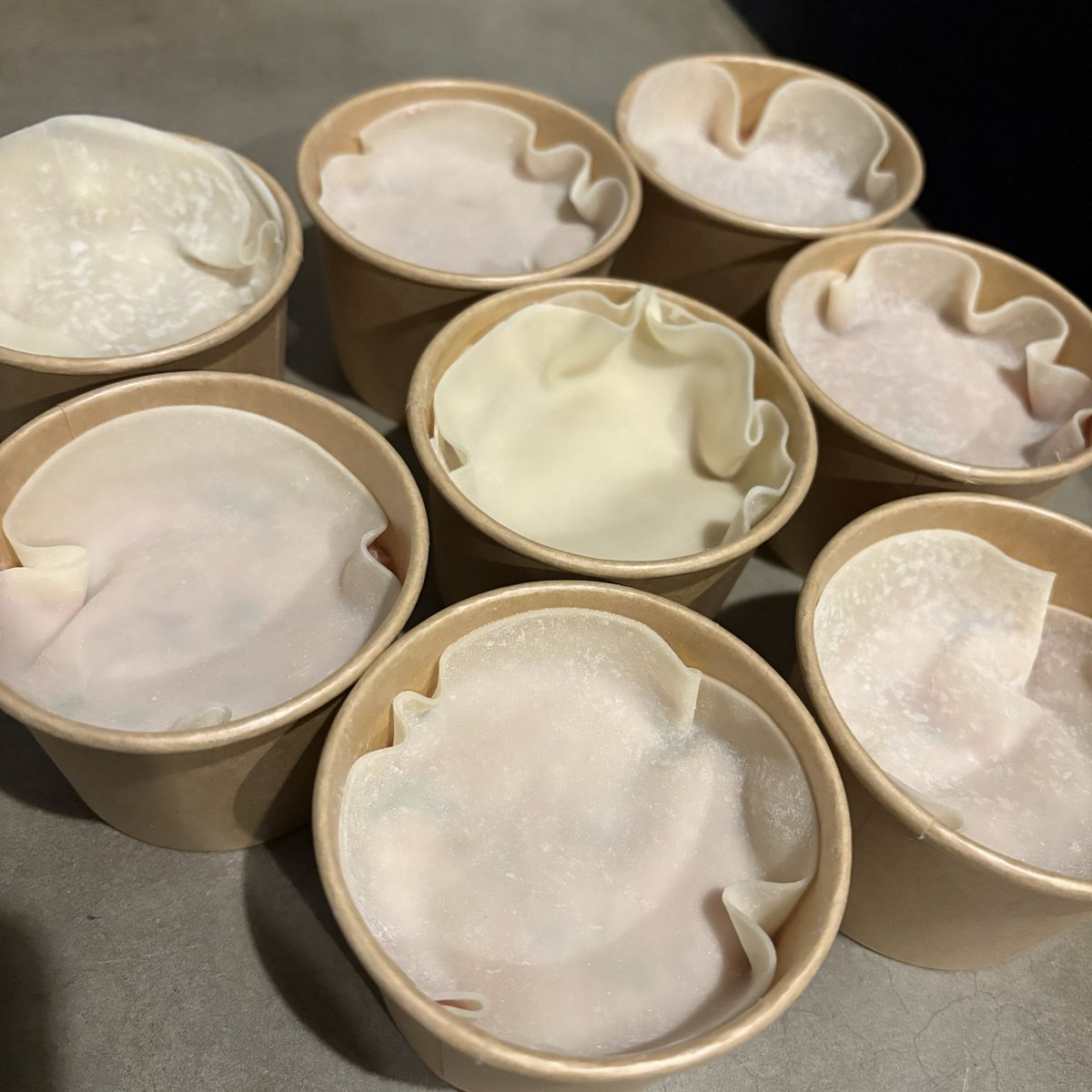 luce_chikako's tweet photo. おはようございます！
そういえばなのですが、昨日も小籠包作りました🥟
前回はお弁当のおかずカップで作ったのですが、蒸す時に大変だったので容器をアップデート🥃
この前より手際が良くなった気がして、成長を感じています💃
今日もよろしくお願いします！ https://t.co/pAGZGqmkjH
