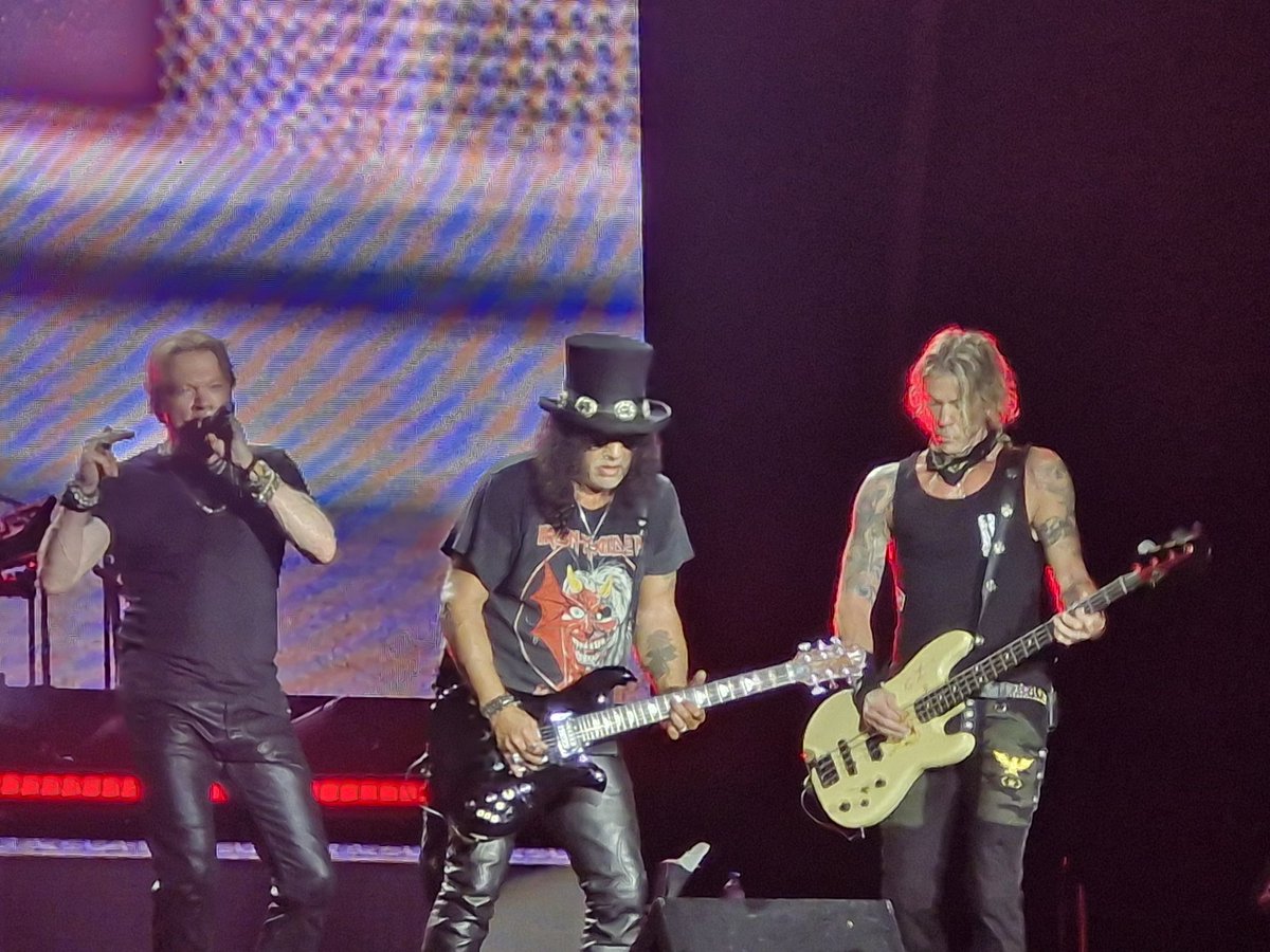 FredyASiachoque's tweet photo. One more tiempo with @gunsnroses @axlrose @Slash #Bogotá  #viveclaro #FelizMiércoles https://t.co/tTVjnNymBl