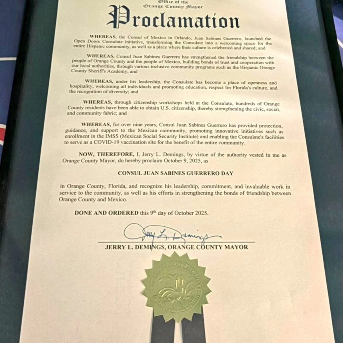 Alcalde de Orange, Fl (donde se encuentra Orlando) proclama <a href="/Juansabinesg/">Juan Sabines Guerrero</a> Day por su destacada labor como <a href="/ConsulMexOrl/">Consulado de México en Orlando</a> 

Motivo de orgullo para México y Chiapas en tiempos complejos para los migrantes, esas acciones valen hoy más que nunca

facebook.com/share/p/1JkWyT…