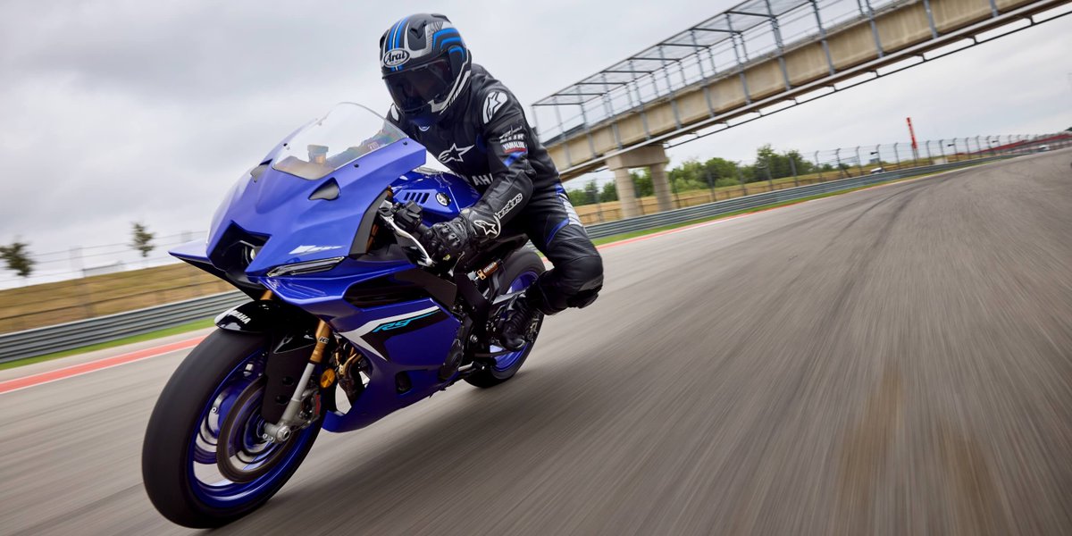 やっと出ました～😍😍😍
お値段ビックリです‼️
YZF-R9 ABS1,496,000円 [消費税10％含む]（本体価格 1,360,000円）