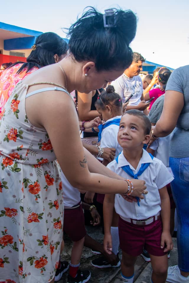Más de 6 000 alumnos de primer grado en #PinardelRío recibieron hoy las pañoletas azules. Un día feliz para la organización y las familias. #UnidosXCuba