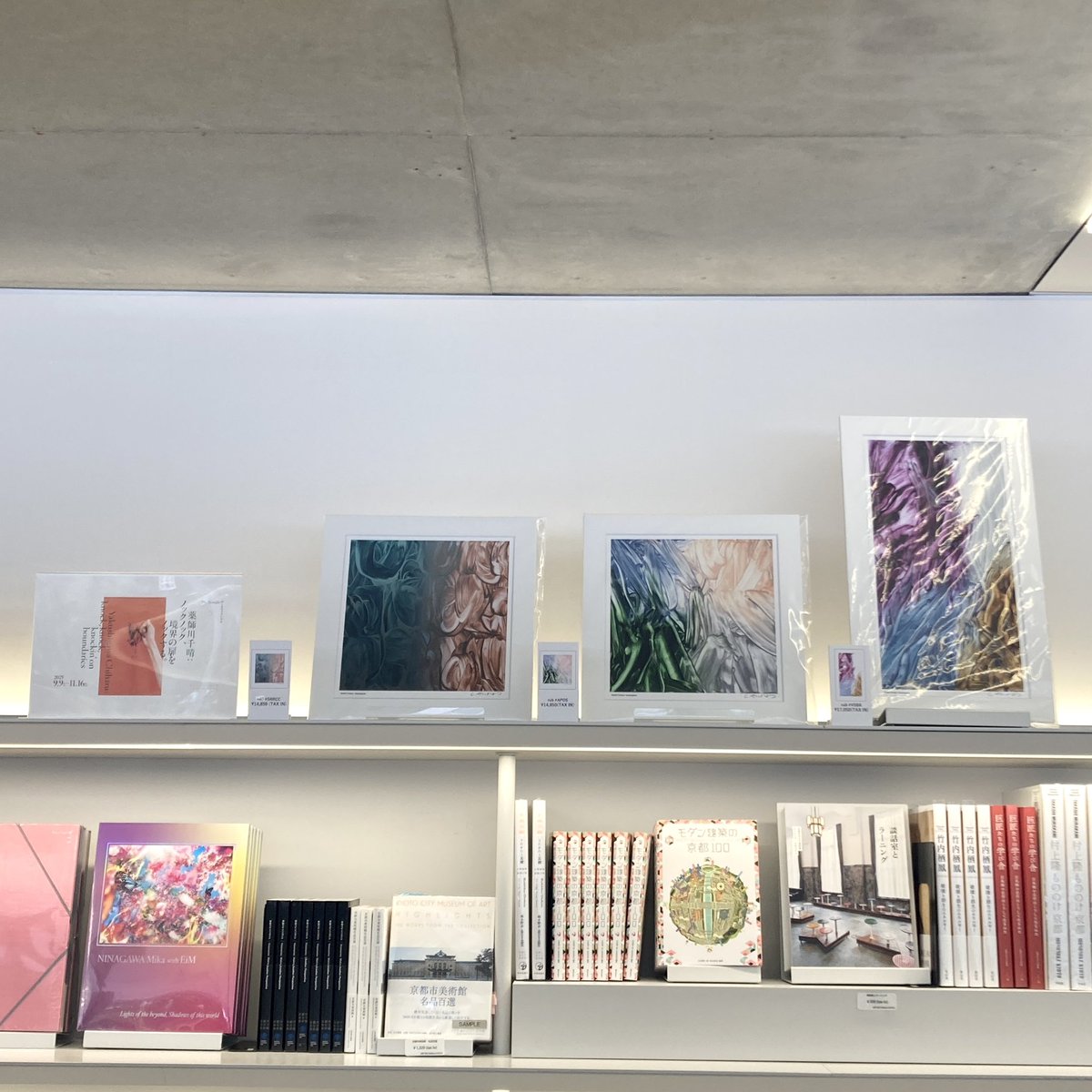 art_rectangle's tweet image. 🦶【薬師川千晴 オフセットプリント お取り扱い中】🎨
現在トライアングルにて開催中の「薬師川千晴：ノックノック､境界の扉をノックする｡」🚪当店では薬師川さんのサイン入りオフセットプリントを販売中です。「veil」シリーズより1種､「rub」シリーズより2種の展開🌫️ぜひご覧ください🫧