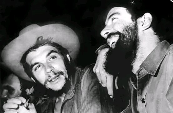 Cada octubre, el pueblo rinde homenaje a Camilo Cienfuegos y Ernesto Che Guevara, dos hombres que partieron este mes, unidos por un mismo ideal: luchar y defender los sueños de justicia y soberanía de #Cuba.
📖 ¿Voy bien, Camilo? | <a href="/ecsanluis/">EditorialCapSanLuis</a> 
#Cuba #CamiloChe #Memoria