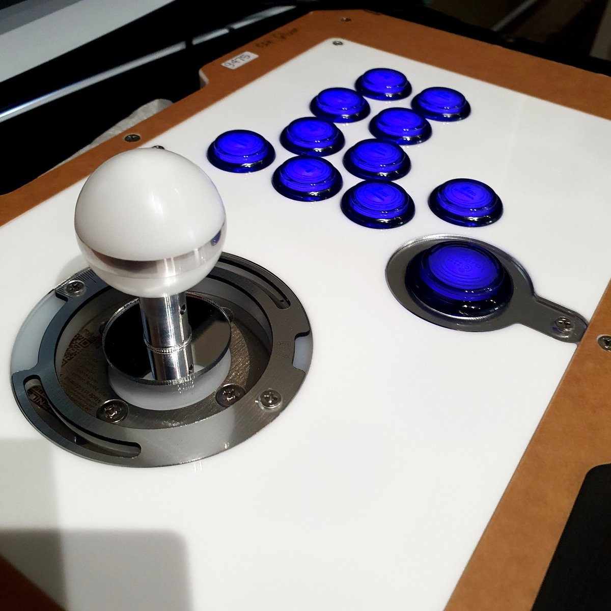 goldenlever's tweet photo. While waiting EVO France begins, enjoy this #VM6R view! 😃

* VM6R S24 Layout White Silver
* #GoldenLever Japan setup
* #FB2040
* #Qanba KS Buttons
* CQD Connection https://t.co/vHYJpDyli8
