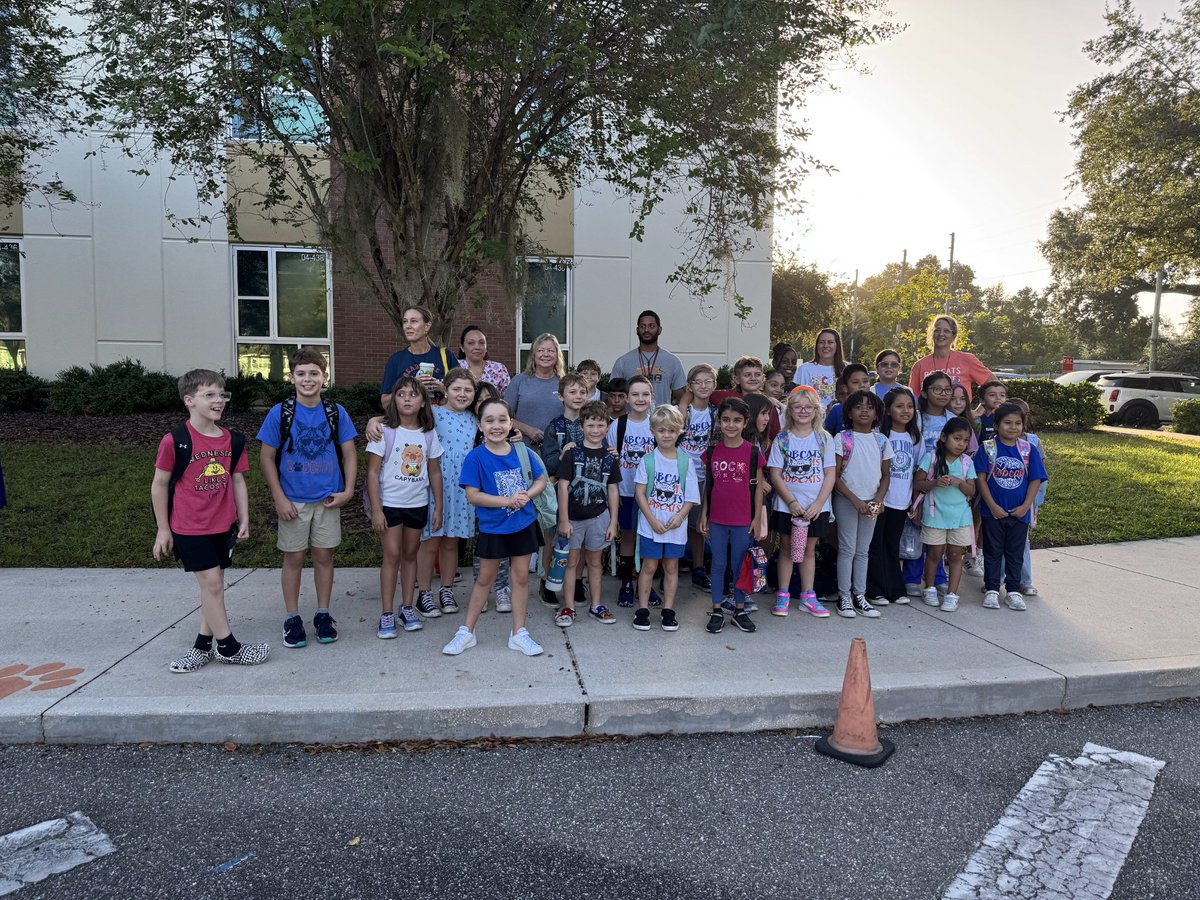 Shenandoah Bobcats Walk to School Day was a success! Thank you to everyone who made it out to support this event! 💙🧡