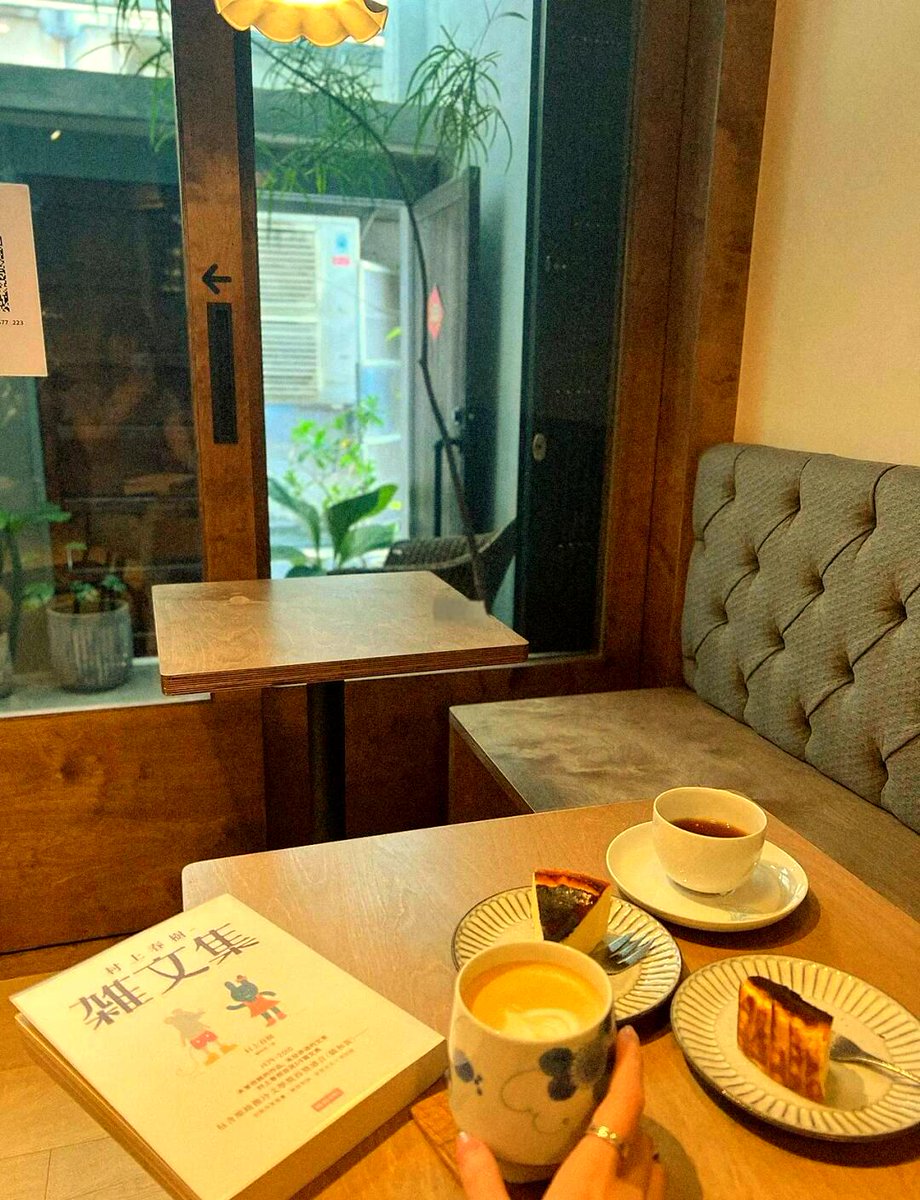 jmgcdcc's tweet image. 静かな朝、コーヒーと本の香り☕📖
チーズケーキを一口、心までやわらかくなる時間。
#朝カフェ #読書時間 #穏やかな朝