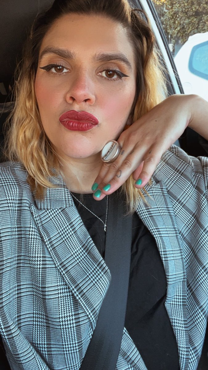 Este año ha sido el más lindo de mi vida🌹
Tenerte durante los primeros meses del año en mi guata. Conocerte en abril, aprovechar cada día y descubrirnos.
Hoy ya soltamos un poquito el cordón: yo volví a la pega y tú entraste al jardín y aún así nuestra conexión es hermosa