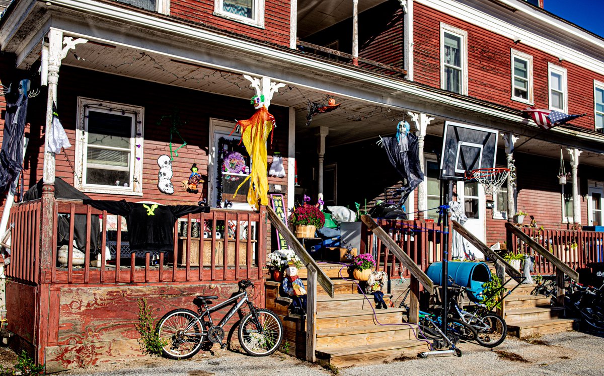 fotogosaurus's tweet photo. the kids are alright https://t.co/BjVroAwcge #VT #Vermont #Downtown #NewEngland #kids #Halloween #theKidsAreAlright #Decorations #Stuff #fun #hangingOut #kidsStuff #home #together #memories #remember #always #theTiesThatBind #Canon #think #reflect https://t.co/rbZ9JLYiBb