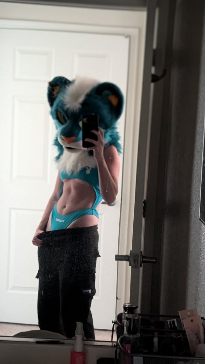Since the first one got so much love, one of my blurry outtakes 🫠🤍