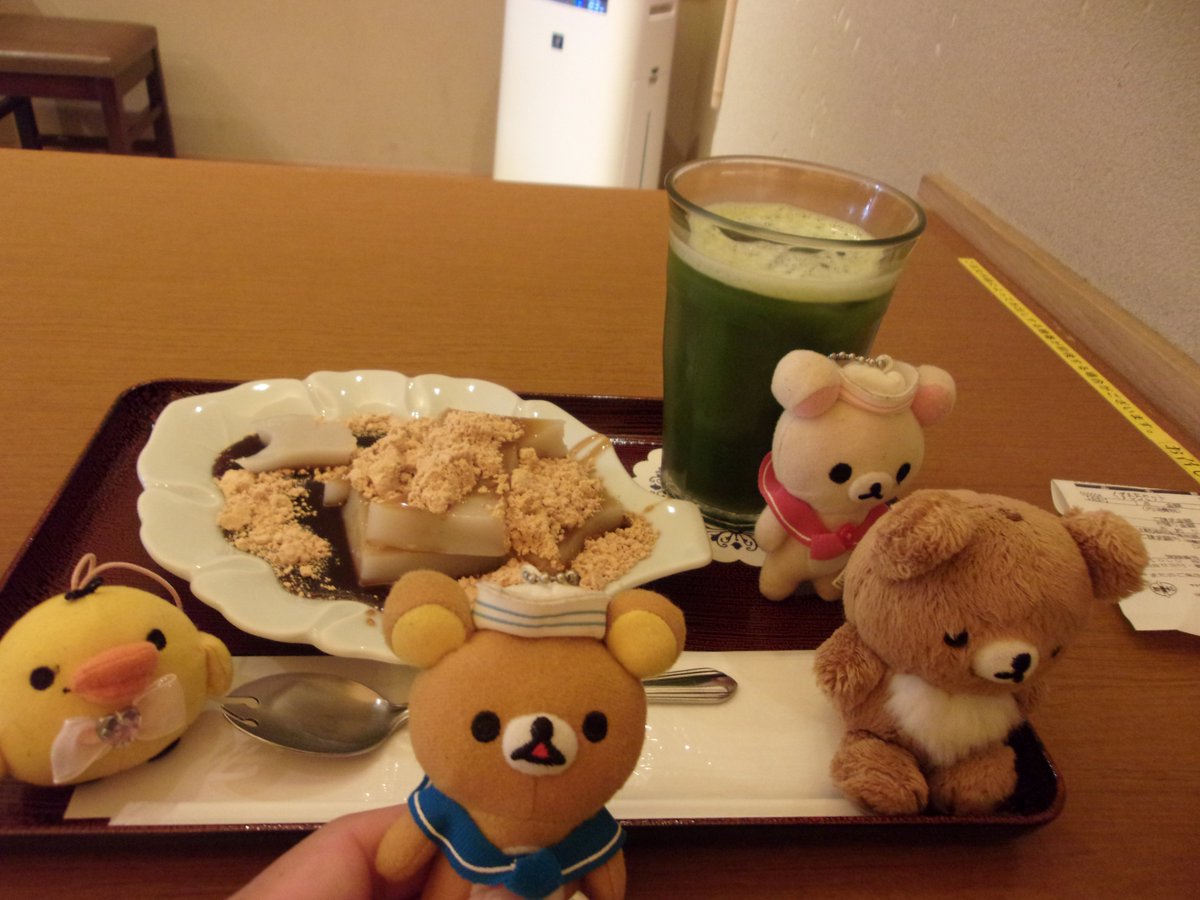 dollondodom's tweet photo. スイーツ🐻🐻101話🍡和菓子を打つ🍡川崎大師の参道には「久寿餅🍡住吉」が4,5軒程あり、案の定、吸い込まれました。🍡黒蜜きな粉の久寿餅と冷やし抹茶🍵に🐧ぺん？と😸ねこ3兄弟と🐻リラックマ達「大満足」です。さあ次は「⚓横浜」へ🌊シーサイド🐻リラスト🐤＆🦎すみショ🍤です。 https://t.co/dRxAhBmsko