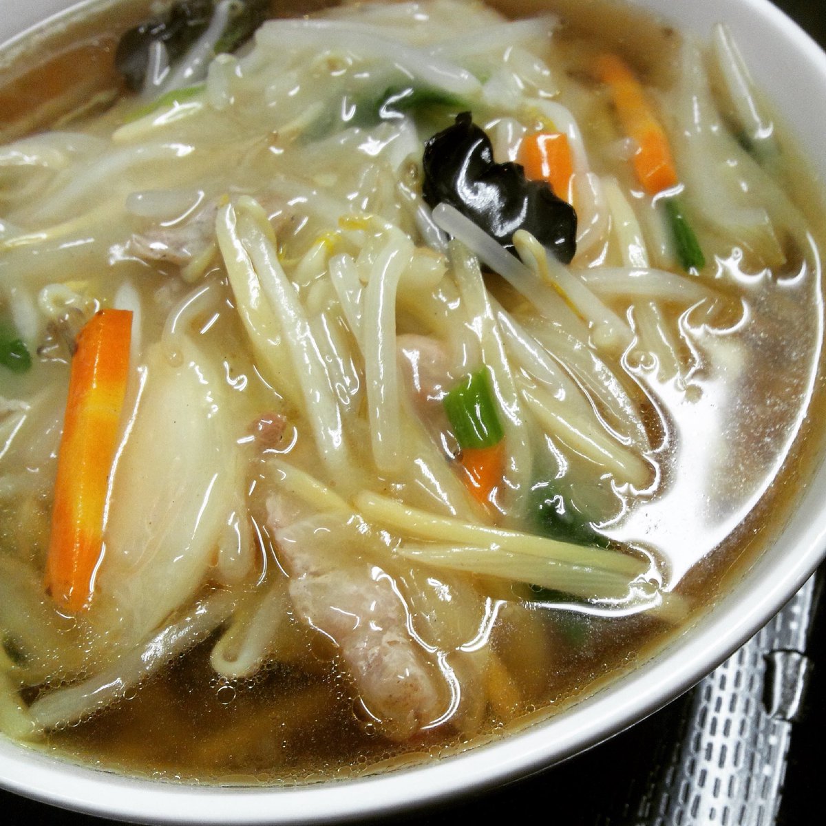 doragondaining's tweet photo. 本日の日替わりランチ！
横浜名物、サンマー麺
小ライス、お新香、小鉢付きです。

#極上白鷹大吟醸純米酒 
#たかちよハロウィンラベル 
#熊澤 
#渓流あさしぼり出品貯蔵酒 
#ニゴリ 
#船中八策
#大七生酛 https://t.co/qFDLklzuaH