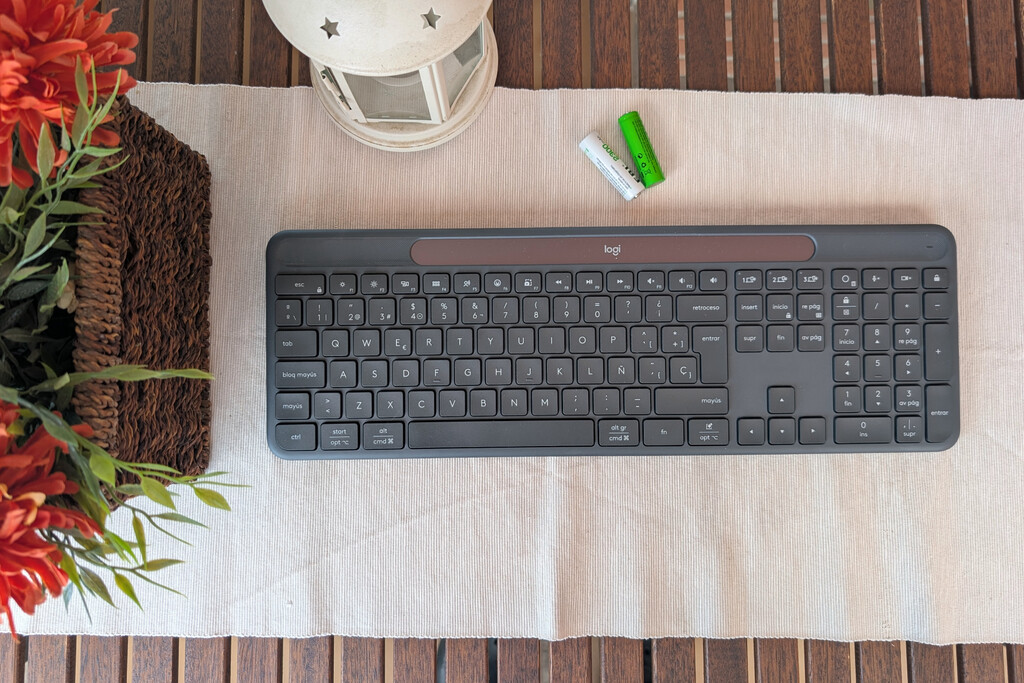 aureobook's tweet photo. Logitech Signature Slim Solar+ K980, análisis: el teclado que jamás tendrás que recargar porque ya se encarga la luz de hacerlo por tihttps://www.xataka.com/analisis/logitech-signature-slim-solar-k980-analisis-caracteristicas-precio-especificaciones https://t.co/88U0n99k4D
