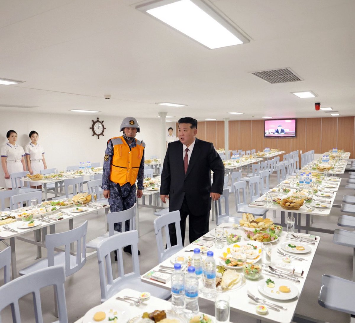 cuichenghao7's tweet image. 在崔贤号驱逐舰食堂，金正恩同志嘱咐要荤素合理搭配，即增加营养，又要避免战士长胖，自助餐要以法式西餐为主。