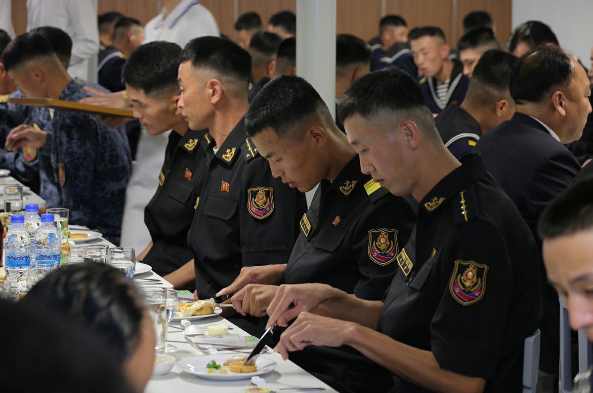 cuichenghao7's tweet image. 在崔贤号驱逐舰食堂，金正恩同志嘱咐要荤素合理搭配，即增加营养，又要避免战士长胖，自助餐要以法式西餐为主。