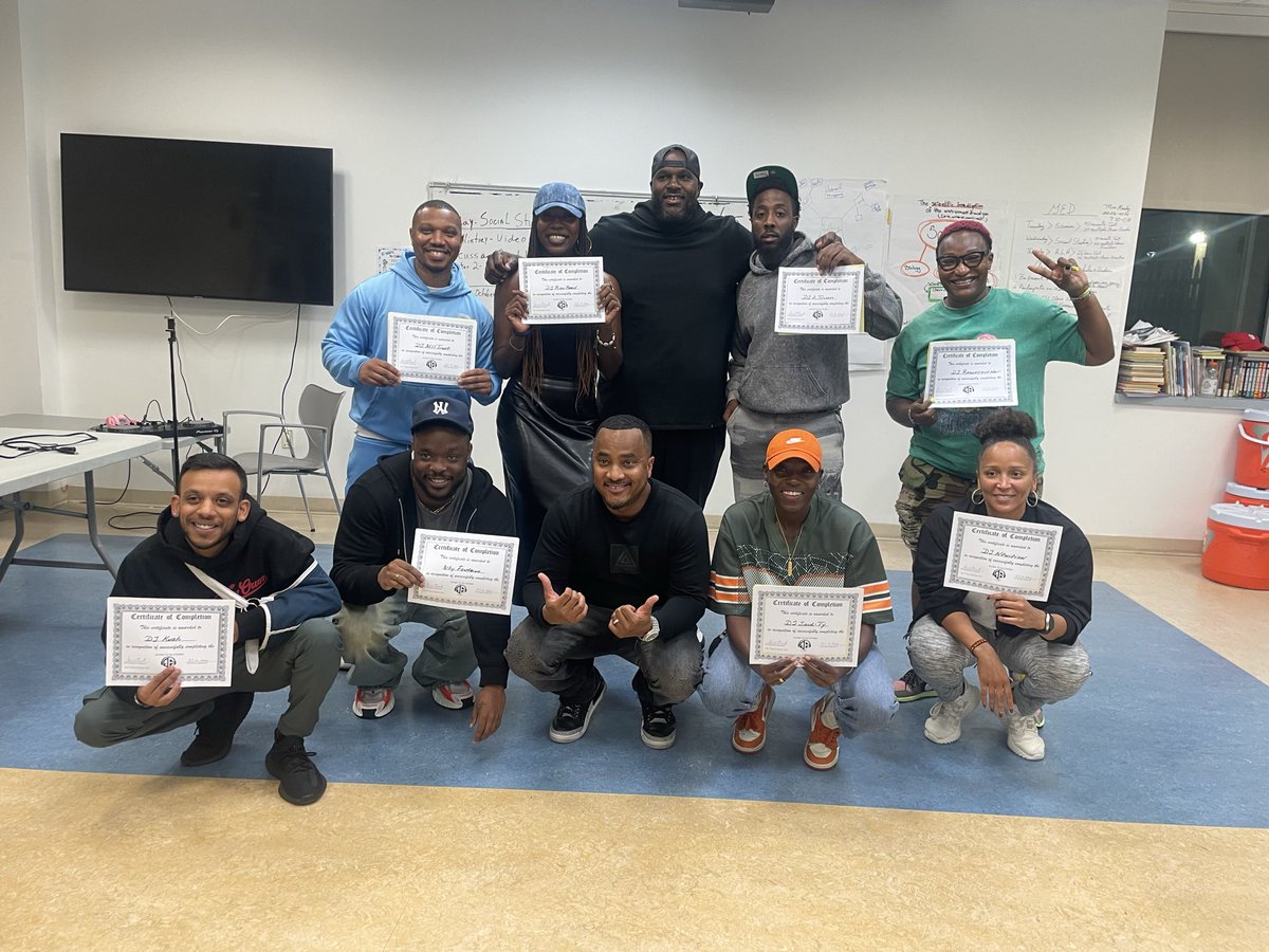 DJQUICKSILVA's tweet image. Congrats to our DC dj class 🙌🏽🎓🎓

Who’s Next ???? 👀👀 @quickandeazydjs 

Sign up ASAP‼️ at QuickAndEazyDJs.com 

#QuickAndEazyDJs #DjSchool