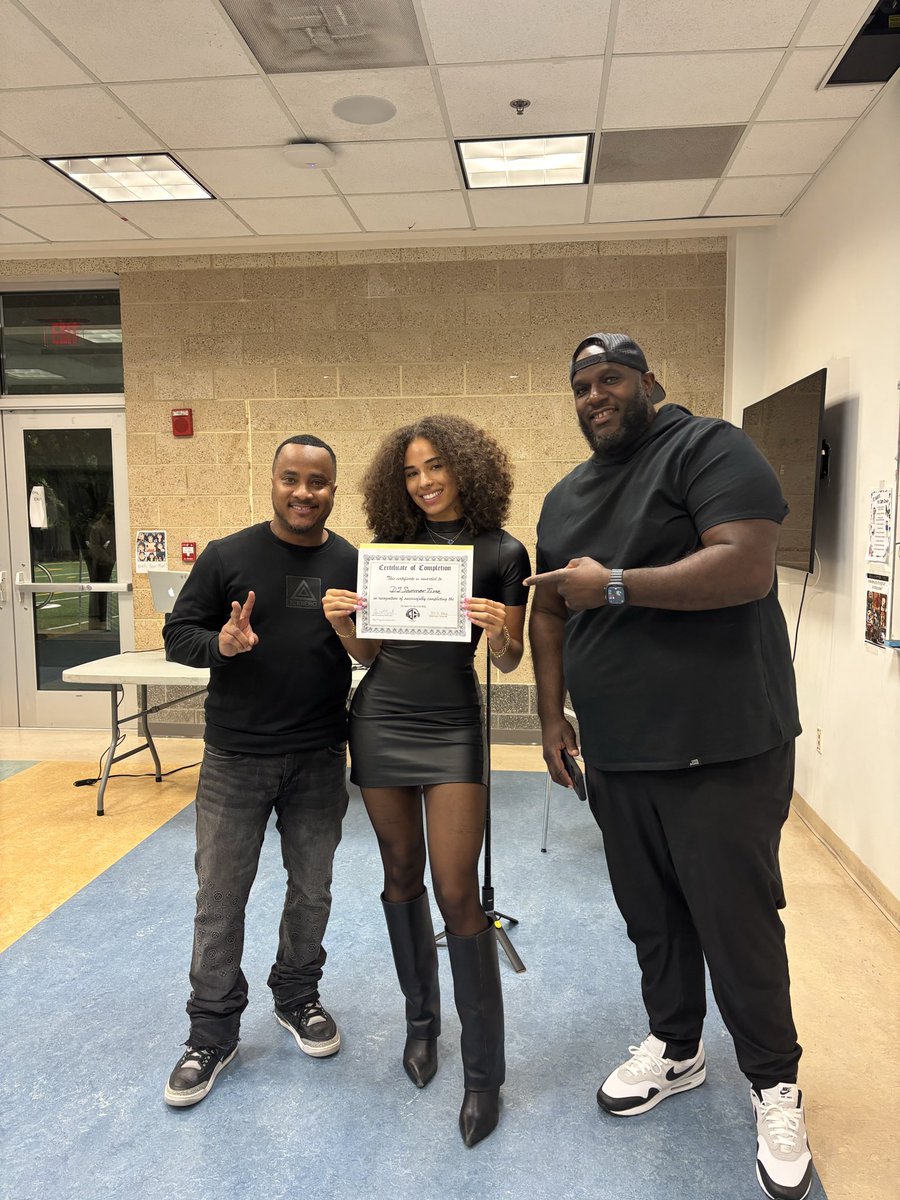 DJQUICKSILVA's tweet image. Congrats to our DC dj class 🙌🏽🎓🎓

Who’s Next ???? 👀👀 @quickandeazydjs 

Sign up ASAP‼️ at QuickAndEazyDJs.com 

#QuickAndEazyDJs #DjSchool