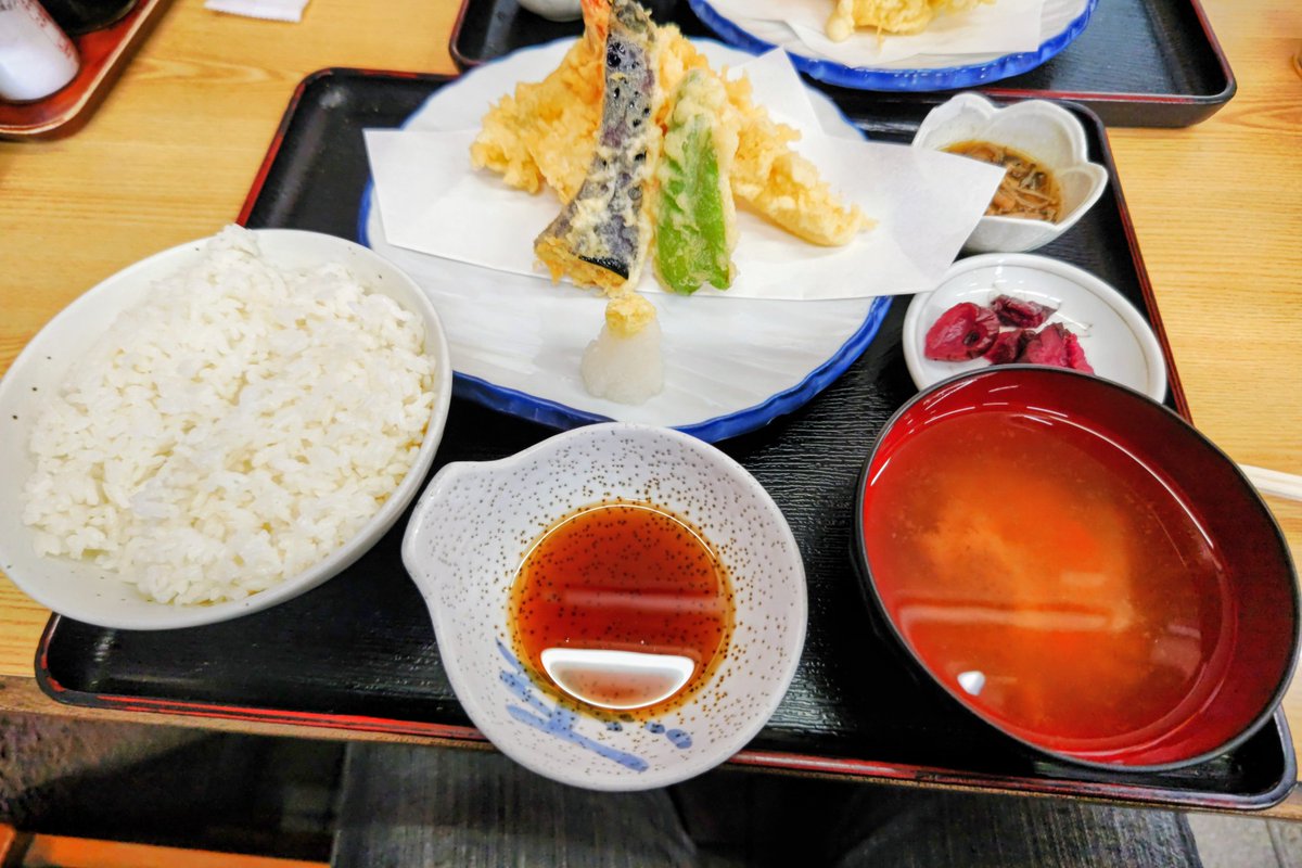 本日は公休なので妻と市場へ
来てます😄
天麩羅定食750円は安いっ✨
#市場ブラブラ歩き
#企業公式秋のフォロー祭 
#企業公式相互フォロー
#企業公式つぶやき部
#世田谷区 #千歳船橋駅