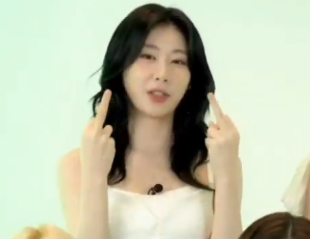 pannchoa's tweet image. TWICE's Chaeryeong apologizes for accidentally flipping off the fans 
tinyurl.com/42m4nuy3