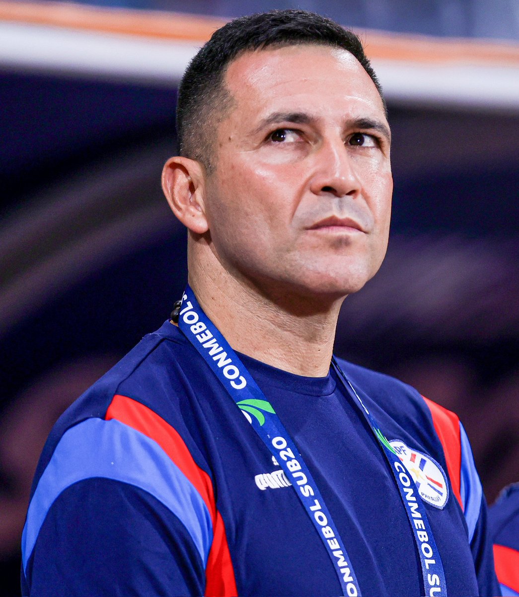 En formativas hay como una veintena de DTs dirigiendo hace décadas con muchos títulos encima.
A Antolín le dieron el silbato apenas colgó los botines, nada más y nada menos que de una selección sub20 con nula experiencia dirigiendo. 
Cosas increíbles de Robert Harrison.