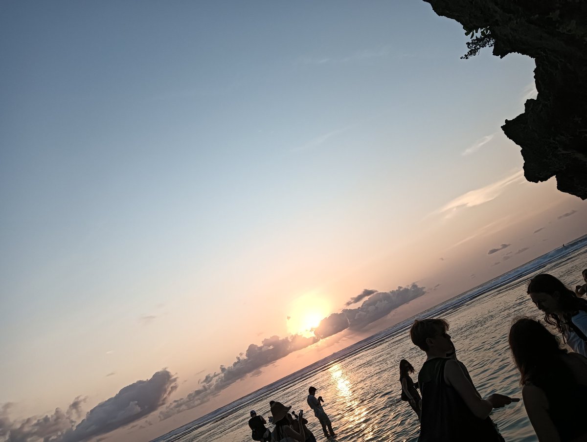 lomboktaro's tweet image. Single Fin Beach🌊👍
男性のみ嬉しい情報
世界中の美女が🧐　おじさんびっくり☺️
#ビーチ
#Beach
#SingleFin