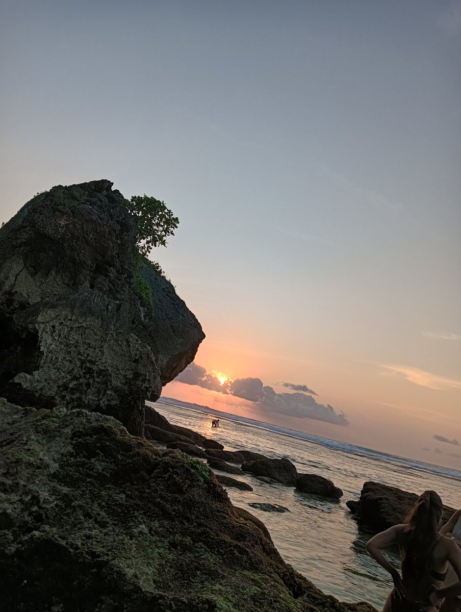 lomboktaro's tweet image. Single Fin Beach🌊👍
男性のみ嬉しい情報
世界中の美女が🧐　おじさんびっくり☺️
#ビーチ
#Beach
#SingleFin