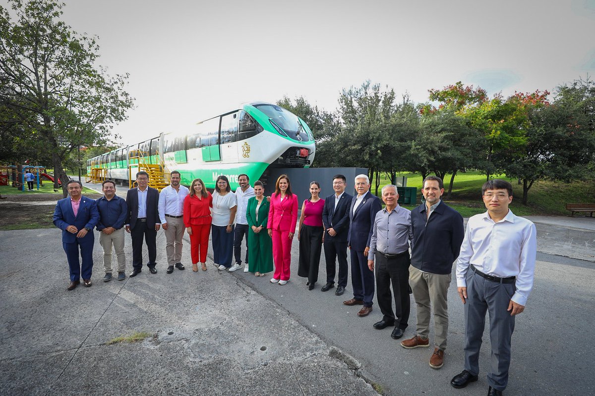¡Trabajamos en la construcción del FUTURO DE LEÓN! 🦁

Gracias al <a href="/nuevoleon/">El Gobierno de Nuevo León</a> compartirnos sus experiencias en el proyecto del metro elevado.Tuvimos muy buenas y productivas reuniones. Poniendo a las personas en el centro de la decisiones construimos ciudades más GRANDES y FUERTES