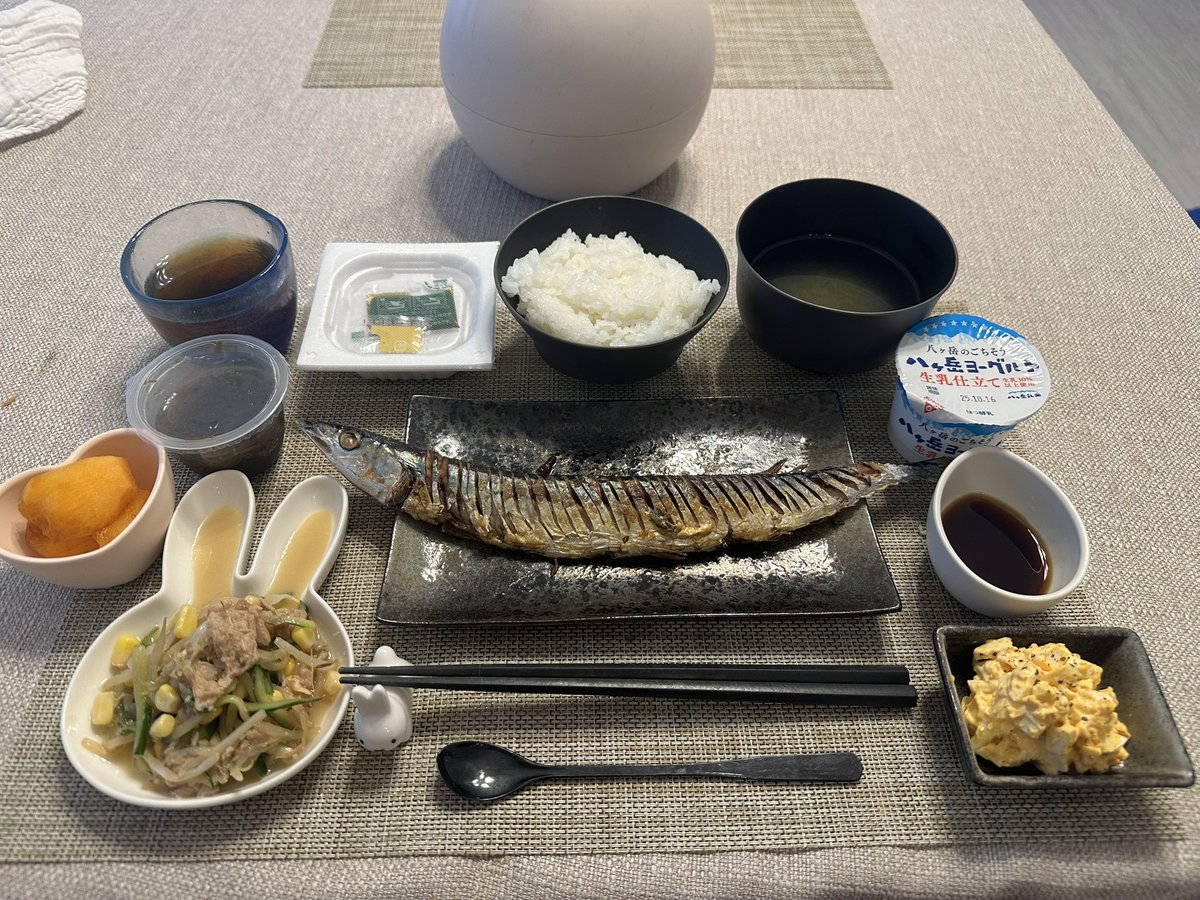 sasayan1988's tweet photo. 秋刀魚の塩焼きがしょっぱすぎるから、99点だわ。
#朝ごはん https://t.co/Jm8iXF8LUq