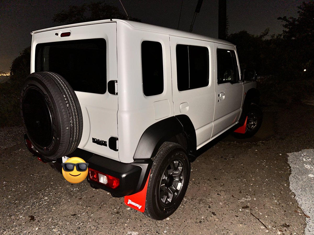 Kyoo523's tweet photo. 10/6ジムニーノマド納車♡
グリル気に入らんからジムニーのやつ流用してマッドフラップも付けてみた！
ホーン交換は面倒やから諦めた。 https://t.co/ylHN2RR15Z